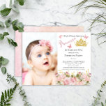 Invitación Butterflies Floral Princesa Foto Primer cumpleaños<br><div class="desc">"Nuestra dulce princesa se está convirtiendo en una" foto "Partido Cumpleaños" diseño paisajístico con un degradado de texto de escritura ineditable para "Princesa" con una falsa corona de tiara purpurina de oro, mariposas gradientes rosadas y en el fondo falso purpurina de oro acentuado bordes florales de rosa rosa rosa rosado....</div>