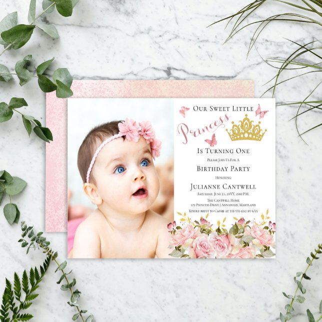 Invitación Butterflies Floral Princesa Foto Primer cumpleaños (Butterflies | Gold Glitter Crown | Pink Rose Floral "Princess" Girl 1st Birthday Party Invitation)