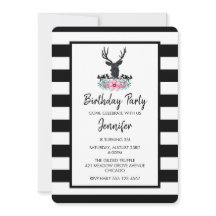 Cabeza de ciervo negro con ramo de flores rosadas 