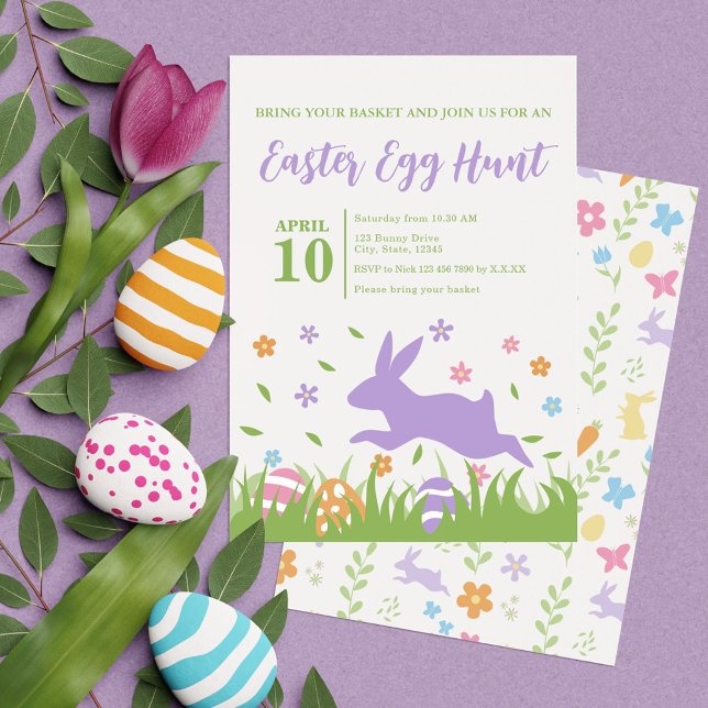 Invitación Cacería de Huevos de Semana Santa de Flora Verde d (Cute Purple Rabbit Green Floral Easter Egg Hunt Invitation)