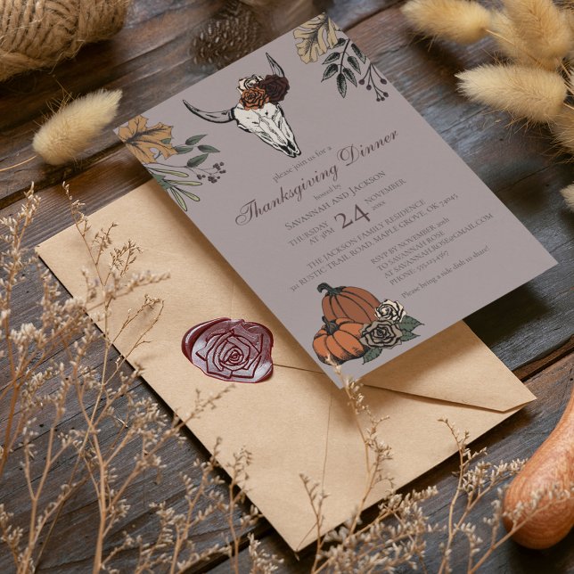 Invitación Cae la cosecha del cráneo de la vaca del día de Ac (Elegant Thanksgiving Cow Skull Taupe Invitation. Hand-Drawn Cow Skull & Horns, Roses & Fall Pumpkins)