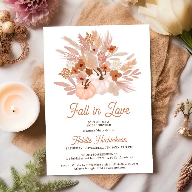 Invitación Caer enamorado beige floral boho moda ducha de nov (Fall in love beige floral boho chic bridal shower invitation on white)