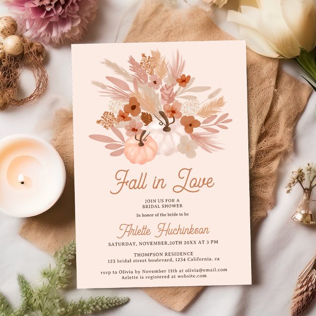 Invitación Caer enamorado beige floral boho moda ducha de nov (Fall in love beige floral boho chic bridal shower invitation on pastel pink)