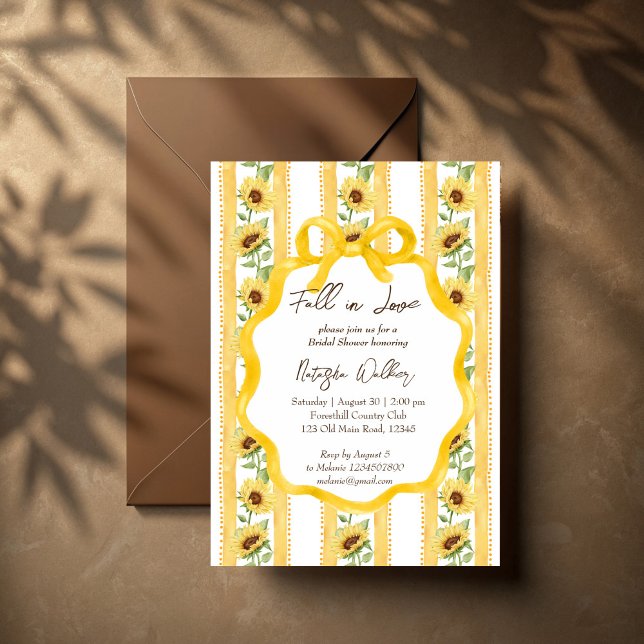Invitación Caída en el amor raya amarilla giratoria ducha de  (Fall in love sunflowers grandmillenial retro bow wavy border yellow stripes bridal shower invitation)