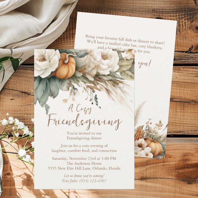 Invitación Calabazas florales neutrales de Boho QR Amistad de (Boho neutral floral, greenery, and pumpkins Friendsgiving invitation)