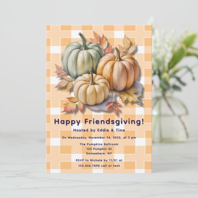 Invitación Calabazas y hojas de otoño felices amigosgiving (Anverso de pie)