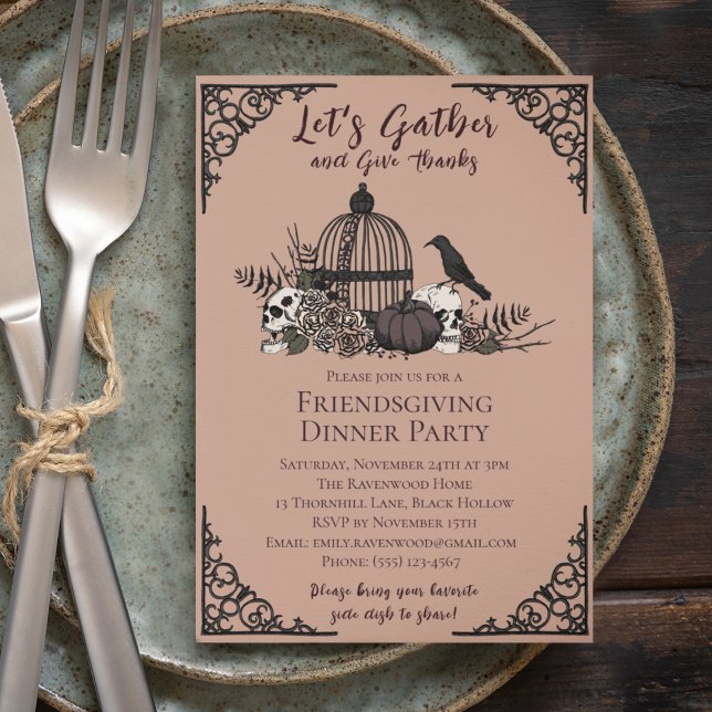 Invitación Calaveras góticas y Rosas dan gracias a los simpat (Gothic Friendsgiving Dinner Vintage Rose Invite. Hand-Drawn Skull Roses Birdcage Pumpkin Fall Leaves)