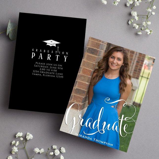 Invitación Caligrafía con estilo de fotografía en blanco y ne (Graduation announcement invitation with full bleed photo.)