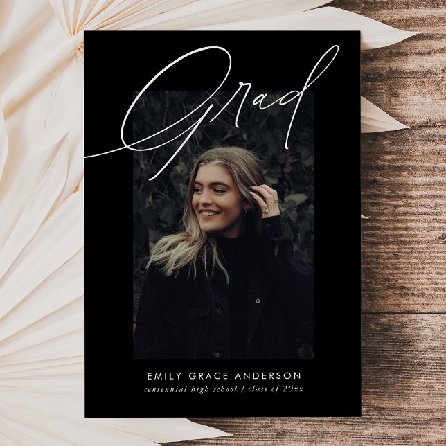 Invitación Caligrafía de moda del presupuesto Tres Graduación (Subido por el creador)