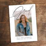 Invitación Caligrafía de moda Tres Graduación de Presupuesto<br><div class="desc">La caligrafía de moda Three Photo Budget Invitation incluye una foto en la parte delantera y dos fotos en la parte trasera junto con detalles de la invitación a graduarse.</div>