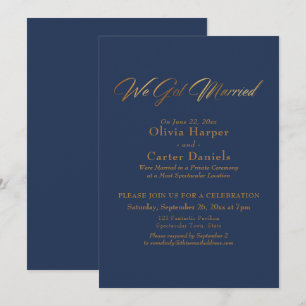 Invitación Caligrafía Dorada Elegante en Azul Marino Nos Casa