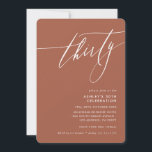 Invitación Caligrafía minimalista elegante 30 fiesta marrón<br><div class="desc">por kat massard / WWW.SIMPLYSWEETPAPERIE.COM Me encanta el diseño,  pero me gustaría ver algunos cambios - otro esquema de color,  producto,  agregar una foto o adaptado para una ocasión diferente - no hay preocupaciones simplemente contácteme,  kat@simplysweetPAPERIE.com ¡estoy encantado de ayudar!</div>