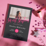 Invitación Caligrafía rosa negra y caliente Swirls Foto Dulce<br><div class="desc">Invitación a la celebración de 16 dulces de color negro y rosa caliente con 16 dulces escritos en un precioso guión de caligrafía rosa, ricos en remolinos sobre una foto del chica de cumpleaños dentro de un marco blanco delgado. El texto de la invitación está escrito en blanco sobre un...</div>