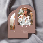 Invitación Calligrafía de pincel de fotografía arca dulce 16<br><div class="desc">Celebra tu hito con estilo con esta elegante invitación Sweet 16! La parte delantera muestra la foto en forma de arco impresionante, creando un toque atemporal y personal. El título Sweet Sixteen está escrito en caligrafía de pincel moderna, añadiendo una moda y vibración juguetona. Debajo, todos los detalles de su...</div>