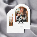 Invitación Calligrafía de pincel de fotografía arca dulce 16<br><div class="desc">Celebra tu hito con estilo con esta elegante invitación Sweet 16! La parte delantera muestra la foto en forma de arco impresionante, creando un toque atemporal y personal. El título Sweet Sixteen está escrito en caligrafía de pincel moderna, añadiendo una moda y vibración juguetona. Debajo, todos los detalles de su...</div>
