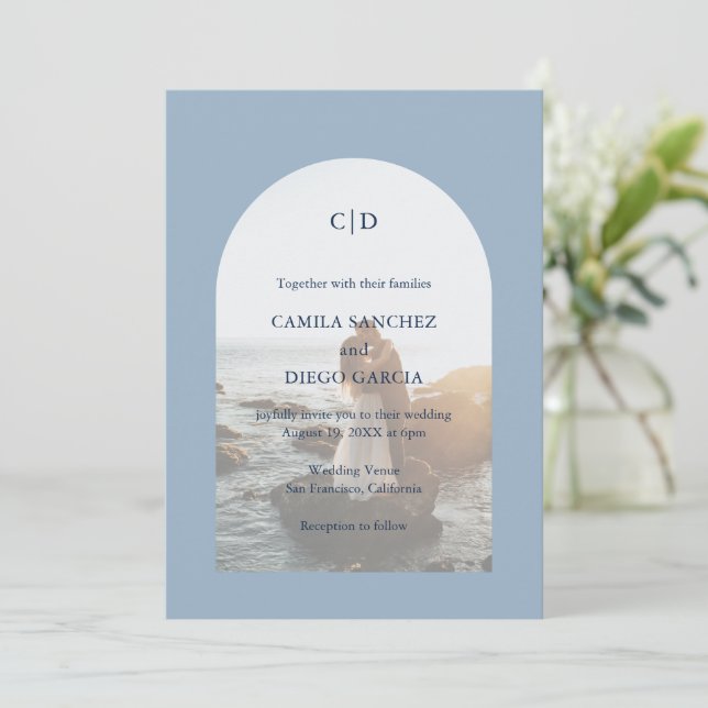 Invitación Camila Dusty Blue Arch Boda moderno (Anverso de pie)