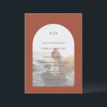 Invitación Camila Rust Arch Boda moderno<br><div class="desc">Invitación nupcial moderna con tu monograma y tus detalles sobre tu foto favorita dentro de un arco sobre un fondo rojizo. La plantilla incluye una superposición simple que permite que el texto aparezca sobre la imagen y se puede eliminar en la herramienta de edición de diseño. Este diseño sencillo y...</div>