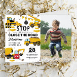 Invitación Camión de construcción niños Fiesta de cumpleaños<br><div class="desc">Invitaciones a fiestas de cumpleaños con temática de construcción con un fondo blanco simple, una foto del niño, lindos ilustraciones personalizados de aferrarse, carteles de stop, un camión de basura, una excavadora, un camión de cemento, una grúa de bola que estropea la basura, manchas de tierra y una plantilla moderna...</div>