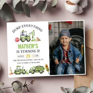 Invitación Camión volcado de construcción excavador foto de q