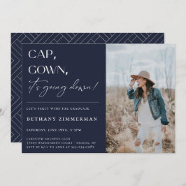 Invitación Cap Gown está cayendo en la fiesta de graduación