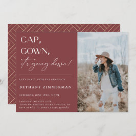 Invitación Cap Gown está cayendo en la fiesta de graduación