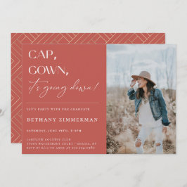 Invitación Cap Gown está cayendo en la fiesta de graduación