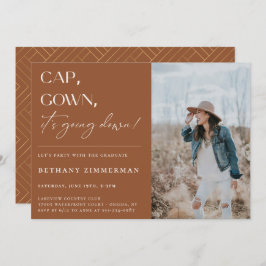 Invitación Cap Gown está cayendo en la fiesta de graduación