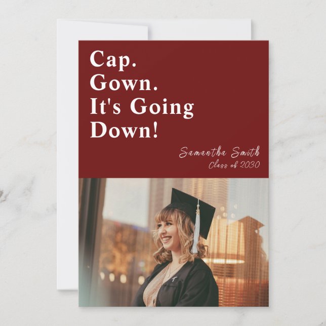 Invitación Cap Gown está cayendo en la graduación Red Modern (Anverso)