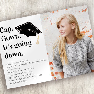 Invitación Cap Gown está cayendo en un graduado de fotografía