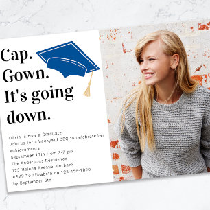 Invitación Cap Gown está cayendo en un graduado de fotografía