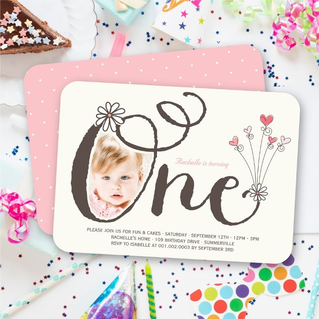 Invitación Caprichosa Cumpleaños de la bebé niña de un año Fo (Whimsical One, White Daisy, Pink Hearts, Baby Girl's 1st Birthday Photo Invitation @ fat_fa_tin)