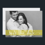 Invitación caprichosa para guardar la foto del gui<br><div class="desc">El Personalizable de Invitación de fotos de Save the Date Script capta la tarjeta de fecha con un banner amarillo transparente y un guión caligráfico caprichoso.</div>