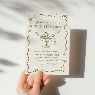 Invitación Caprichosa Verde Dibujada a Mano 'Un Poco Más Mayo