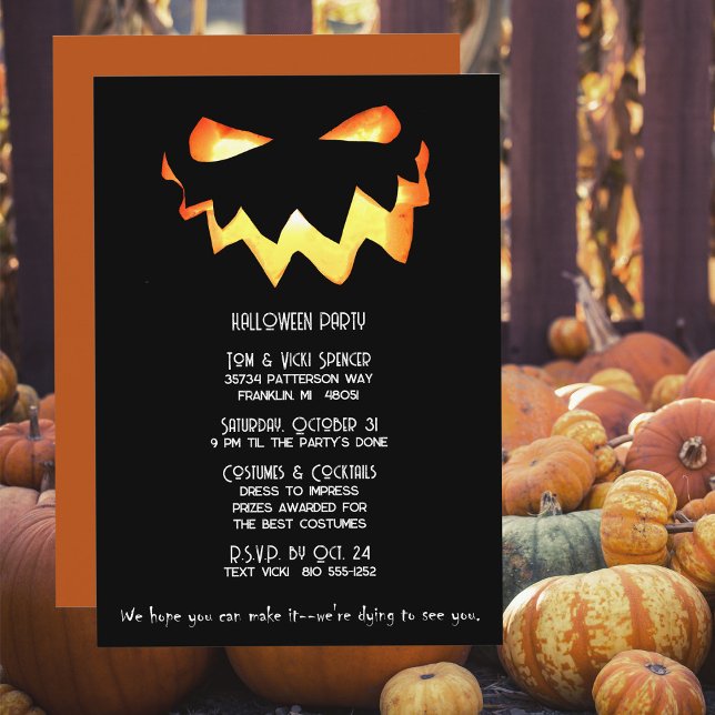 Invitación Cara de calabaza brillante de Halloween (Invite your guests to your costume party with this spooky glowing pumpkin face invitation.)