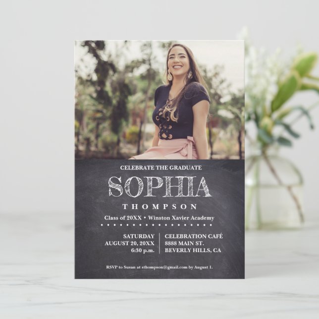 Invitación Cartel fotográfico informal para celebrar al gradu (Anverso de pie)