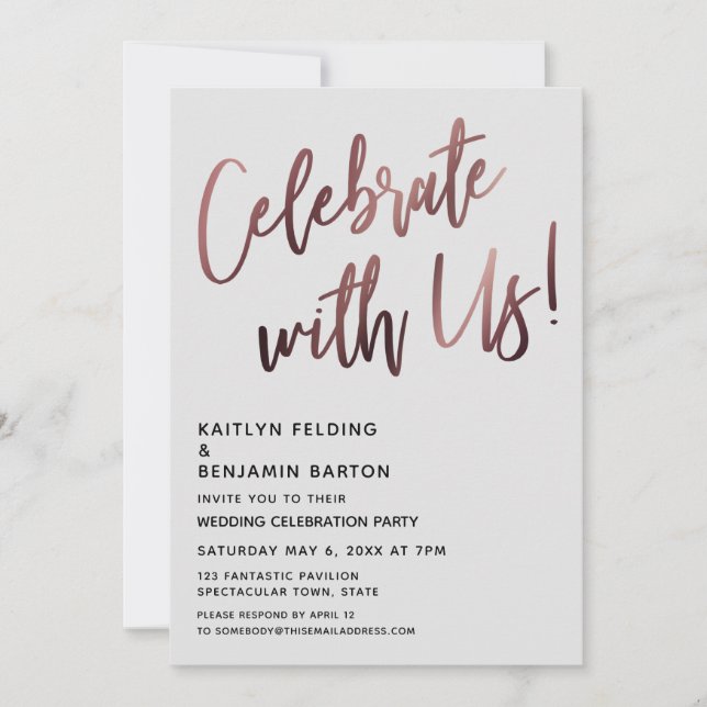 Invitación ¡Celebra Con Nosotros! Letra a Mano Rose Gold Gris (Anverso)