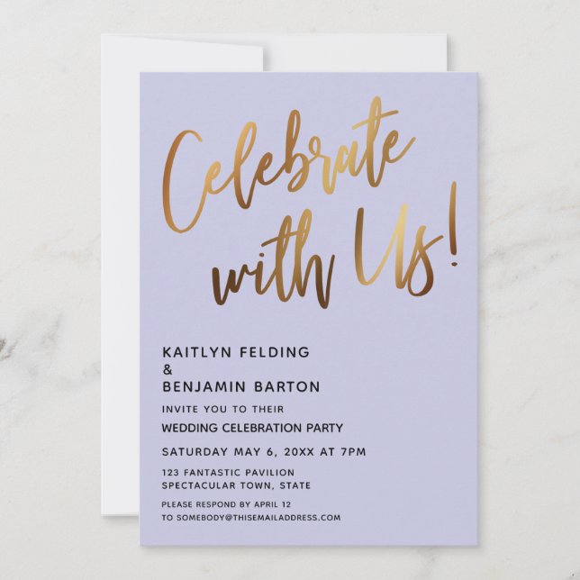 Invitación Celebra Con Nosotros Letra Dorada Simple Lavanda (Anverso)