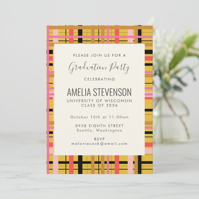Invitación Celebración de graduación de beca moderna rosa ama (Anverso de pie)