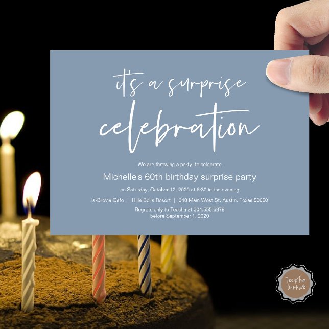 Invitación Celebración de la fiesta de cumpleaños sorpresa (Surprise Birthday Party Celebration Invitation Card, PDF, in Dusty Blue)