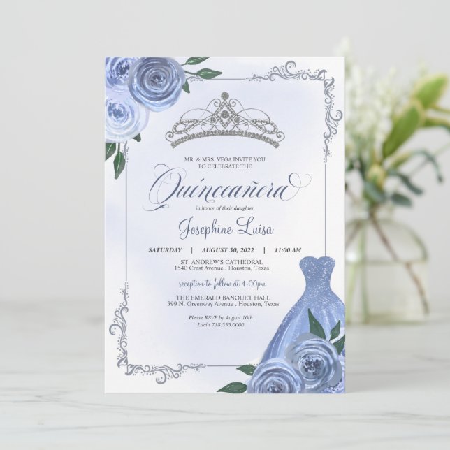 Invitación Celebración de Quinceañera floral blanca y de plat (Anverso de pie)