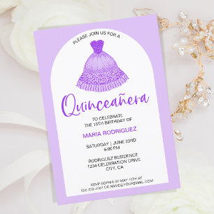 Invitación Celebración de Quinseanera con traje de color púrp