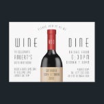 Invitación Celebración del cumpleaños del vino y del vino<br><div class="desc">Celebre la ocasión con esta elegante carta que incluye una botella de vino y un diseño tipo Huxley.</div>