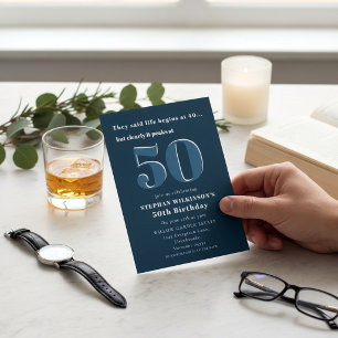Invitación Celebración moderna del 50 cumpleaños en azul mari