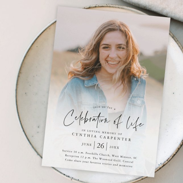 Invitación Celebración moderna del funeral conmemorativo de l (Modern handwritten script celebration of life photo memorial invitation.)