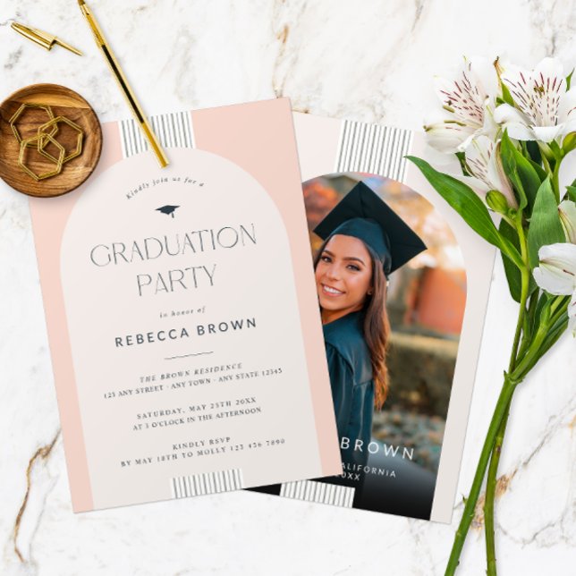 Invitación Celebrar con estilo: Moderna graduación de fotogra (Front and Back of a modern arch photo graduation party invitation in soft pastel pink.)