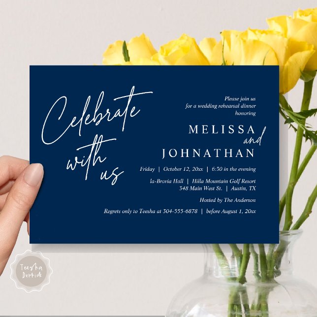 Invitación Celebrar con nosotros, la cena de ensayo Boda mode (Celebrate with us, Modern Wedding Rehearsal Dinner Invitation Card, PDF, in Navy Blue)
