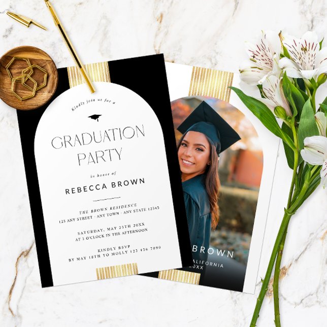 Invitación Celebrar en negro y oro: Moderna graduación de fot (Front and Back of a modern arch photo graduation party invitation in black, white and gold.)