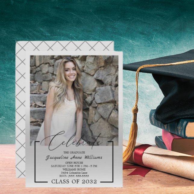 Invitación Celebrar la clase de graduación de la foto gris y  (Celebrate Graduating Class of Photo Gray & Black Invitation)