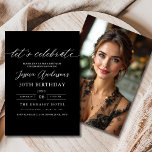 Invitación Celebremos el cumpleaños de la foto negra Minimali<br><div class="desc">¡Celebra el haber cumplido 30 con estilo con una invitación Minimalista de cumpleaños Black y Gold! Con elegantes acentos en negro y oro, elegante tipografía de guiones y un diseño limpio y moderno, esta invitación marca el tono para una sofisticada celebración. Ideal para cualquier tipo de evento, desde salones de...</div>