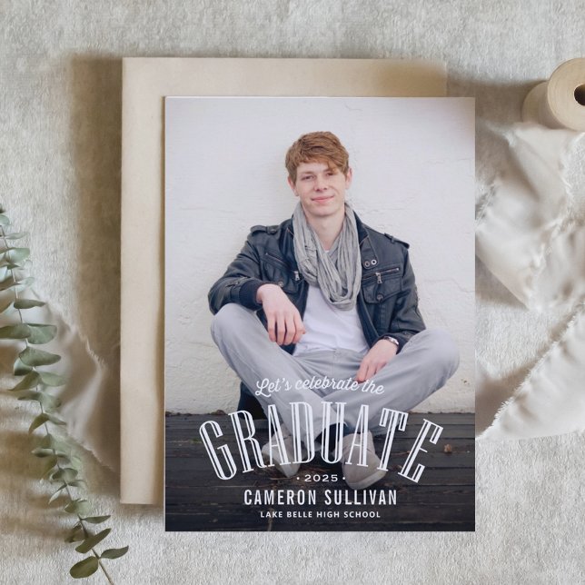 Invitación Celebremos la graduación de foto de graduados (Customizable class of 2025 photo graduation invitation featuring retro lettering. )